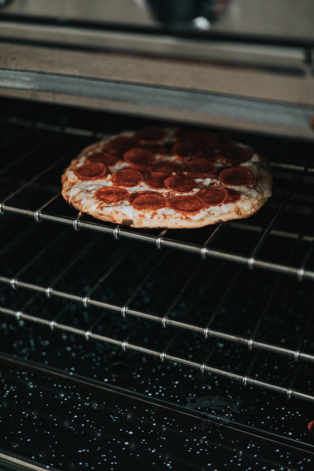 como-fazer-pizza-caseira-dos-ingredientes-a-temperatura-do-forno (1)